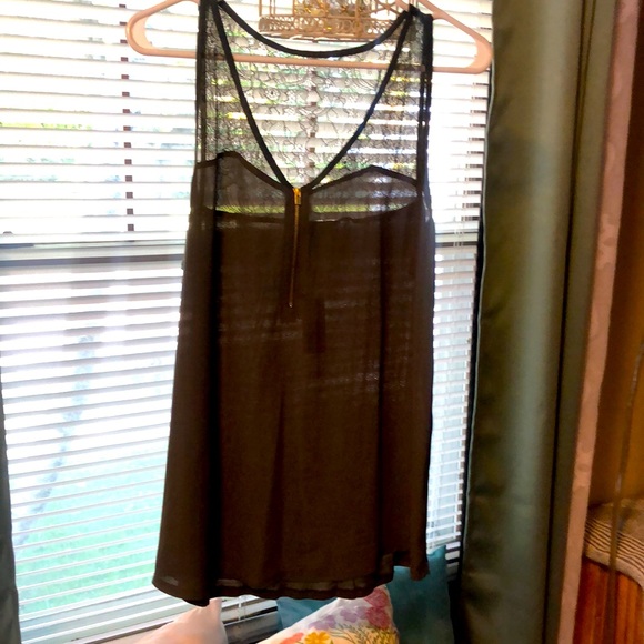 4 Express tops like new - Picture 2 of 5